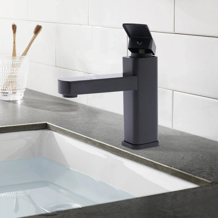 Robinet de lavabo avec affichage numérique de température LED, style moderne, finition noire mate.