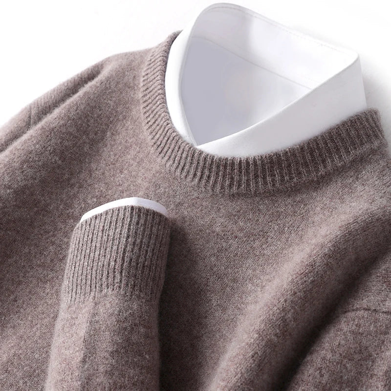 Homme souriant portant un pull en laine mérinos, illustrant confort et élégance décontractée.