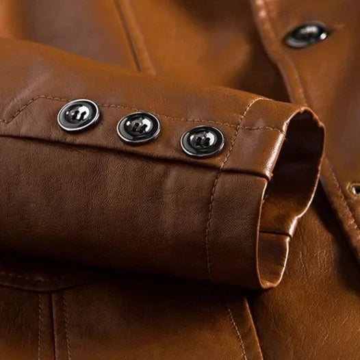 Veste en cuir homme à boutons, un vêtement polyvalent pour un look décontracté ou formel, très chic.