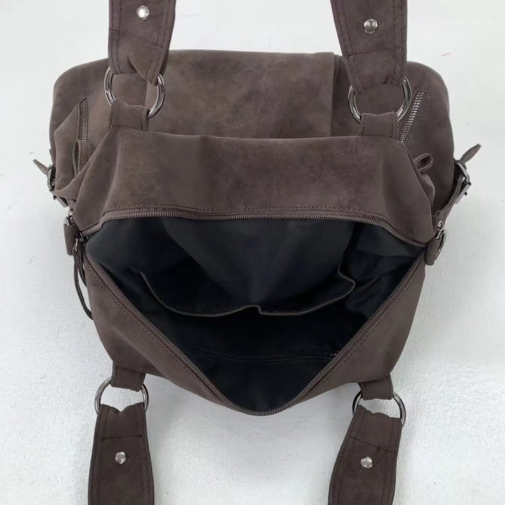Sac femme marron en suédine douce, design cabas élégant et polyvalent pour un usage quotidien ou professionnel.