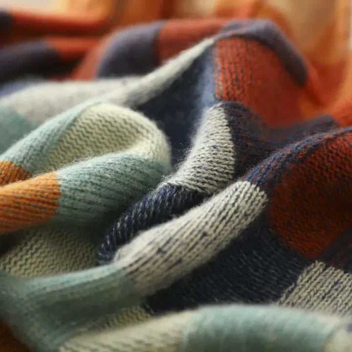 Pull en tricot doux pour femme, à carreaux multicolores, idéal pour confort et polyvalence quotidienne.