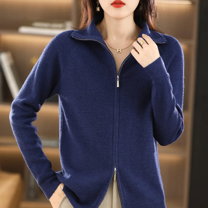 Cardigan femme moderne gris clair à double zip, confortable et polyvalent, idéal pour superposer des tenues.