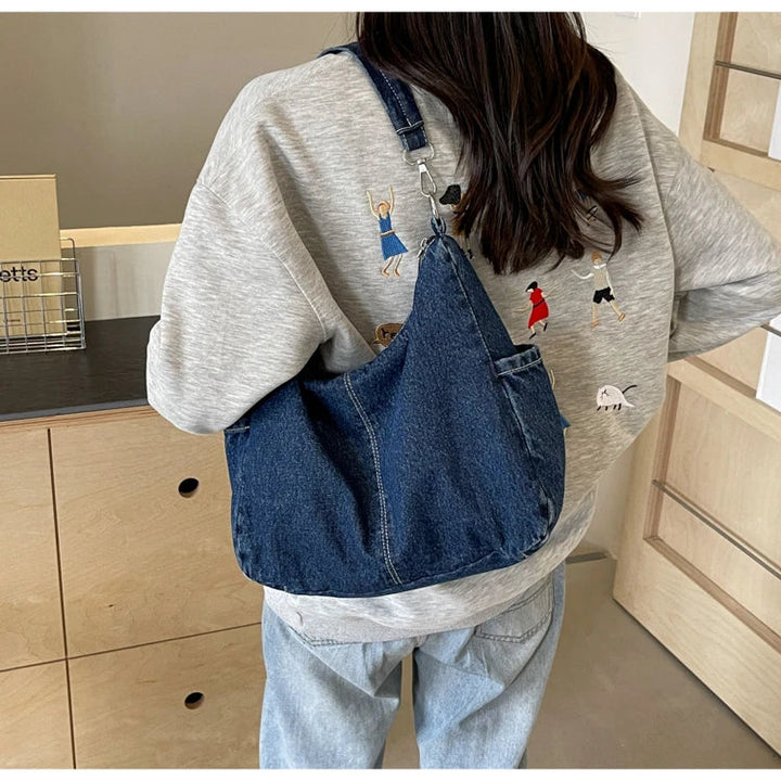 Sac bandoulière en jean, accessoire mode incontournable pour un look décontracté chic.