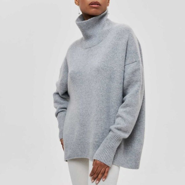 Pull femme hiver chic et élégant, coupe ample tendance. Vêtement féminin doux et confortable pour l'hiver.