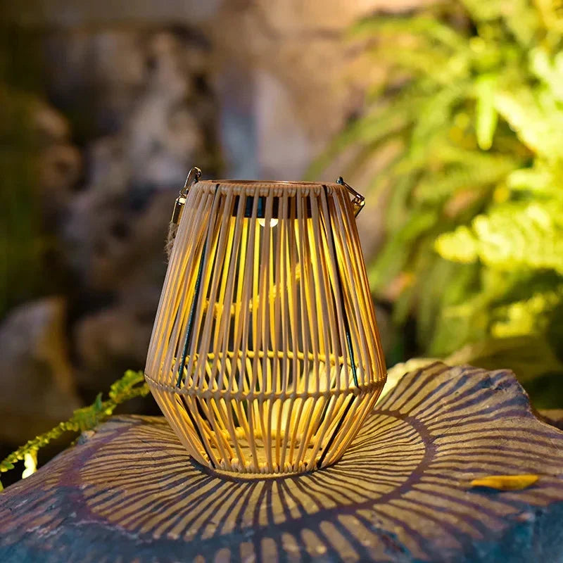 Lampe solaire LED résistante aux intempéries, design rotin pour un éclairage extérieur élégant de jardin/terrasse.