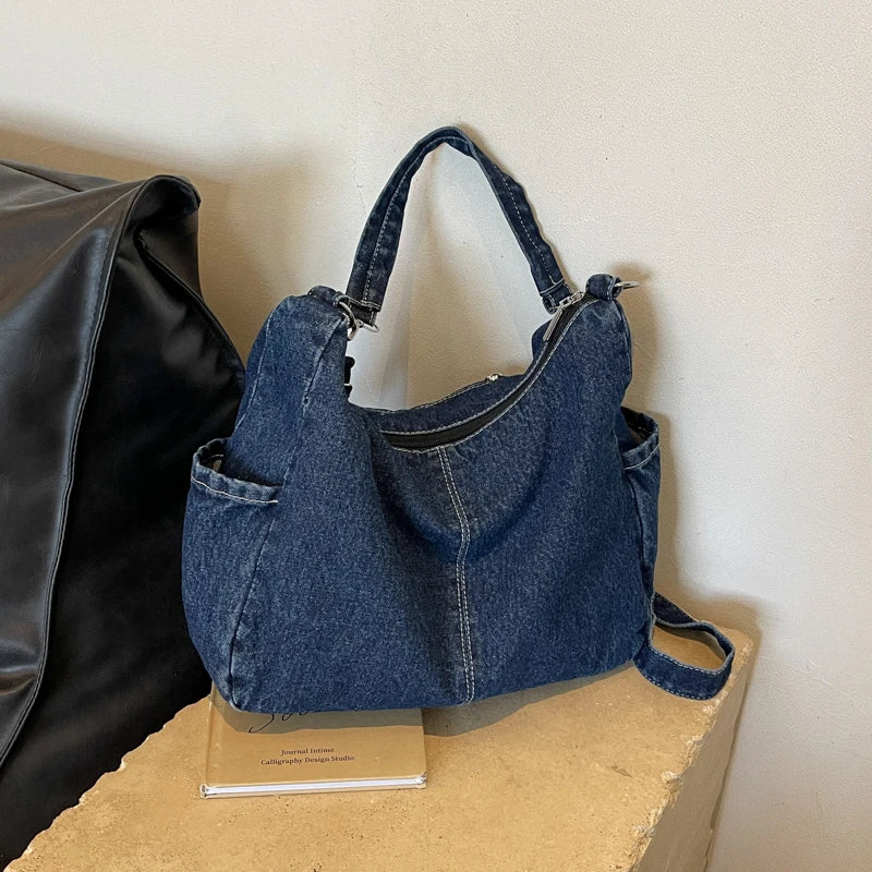 Sac en jean femme tendance, style décontracté et polyvalent, idéal pour usage quotidien.