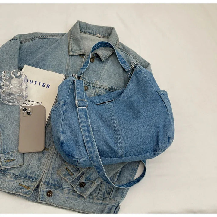 Sac en jean denim femme, un accessoire moderne et décontracté, essentiel pour toute garde-robe.