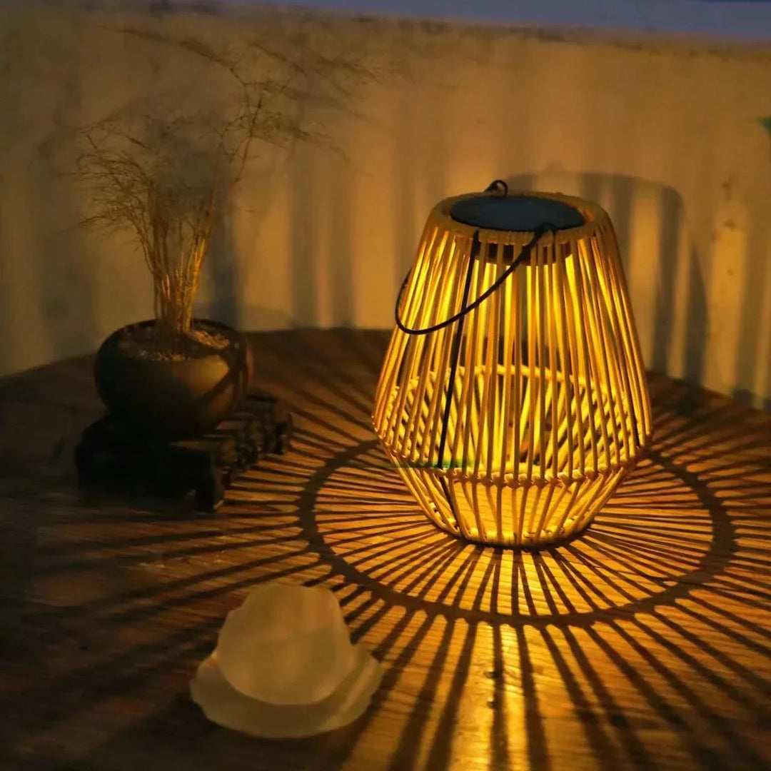 Lanterne solaire LED décorative imitation rotin pour jardin, terrasse ou balcon. Résistante aux intempéries.