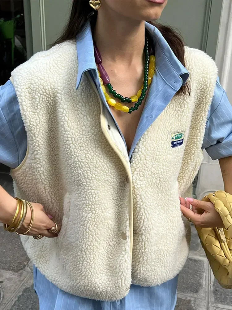 Gilet femme en laine confortable et chaude, col en V. Pièce élégante sans manches pour un style chic décontracté.