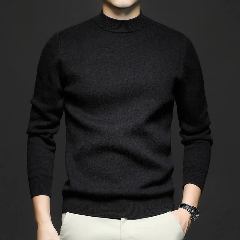 Pull homme beige col mi-haut, coupe ajustée. Parfait pull-over pour l'hiver, élégant et chaud.