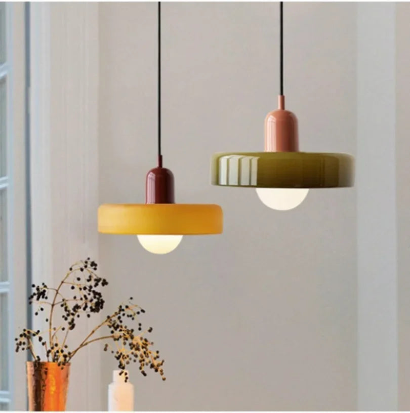 Éclairage suspension design CelestiGlass pour cuisine, crée une ambiance chaleureuse et moderne.