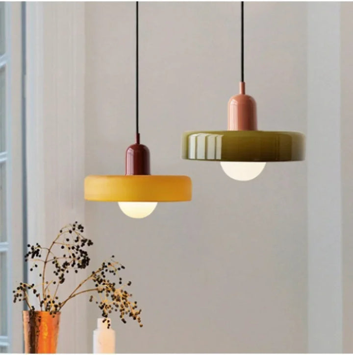 Éclairage suspension design CelestiGlass pour cuisine, crée une ambiance chaleureuse et moderne.