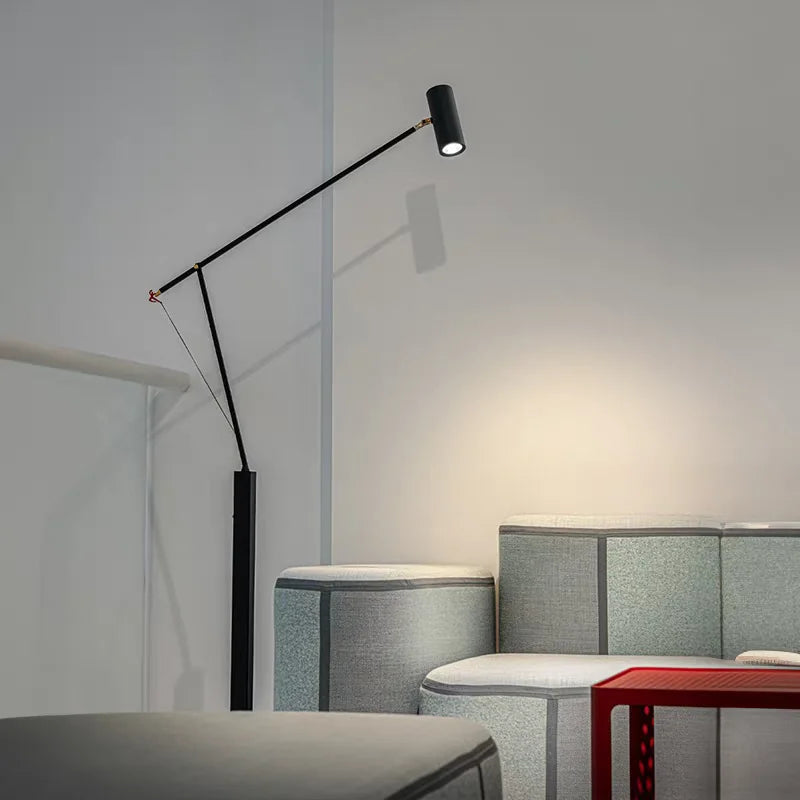 Lampe sculpturale moderne pour salon, design réglable, éclairage d'ambiance sophistiqué.