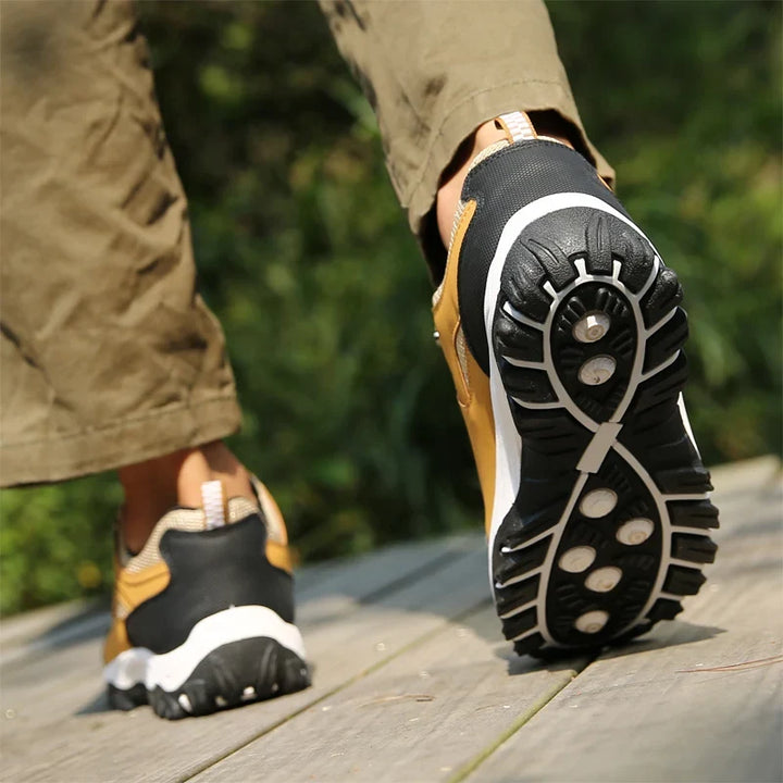 Chaussures de sport hommes, conçues pour le trekking et l'aventure, légères avec bonne adhérence.