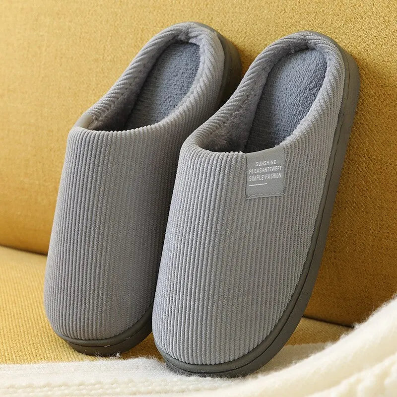 Femme portant des pantoufles cocooning fourrées, profitant du confort hivernal douillet à la maison.