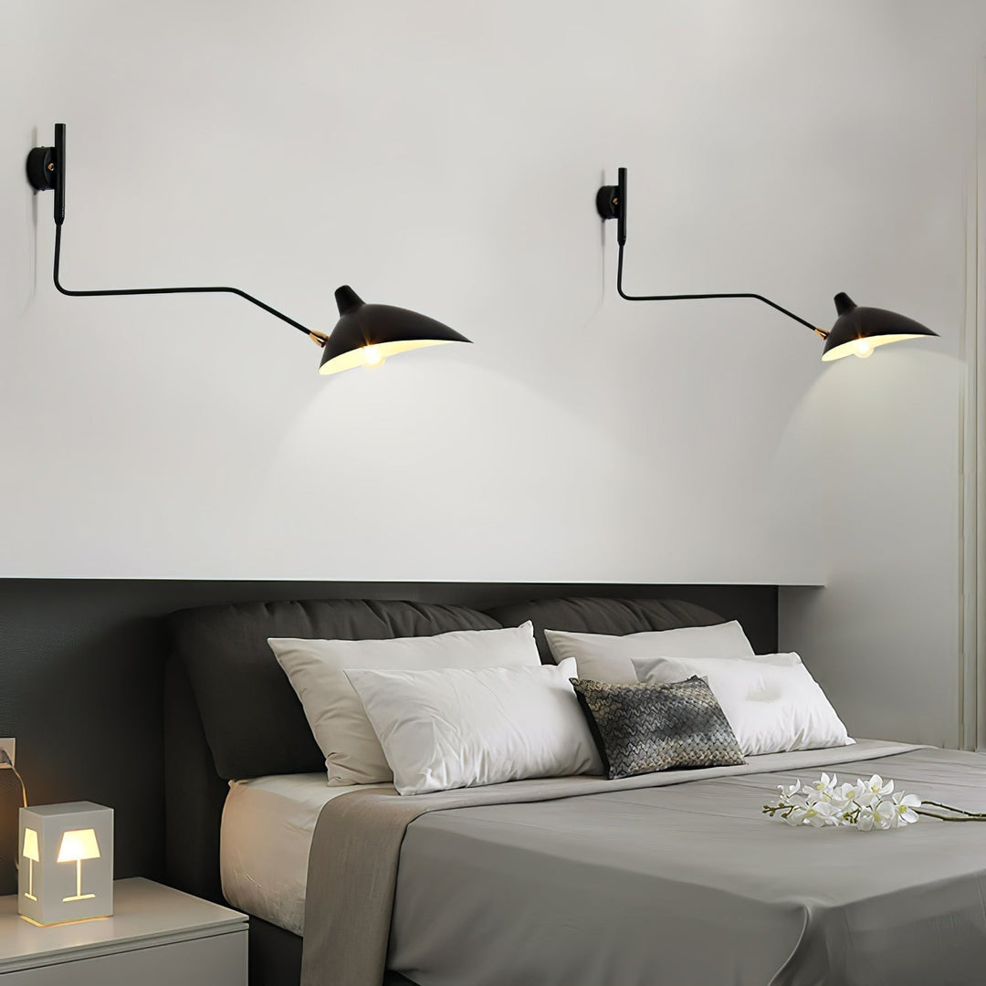 Luminaire mural design inspiré Mouille, bras flexible, idéal pour décoration intérieure.