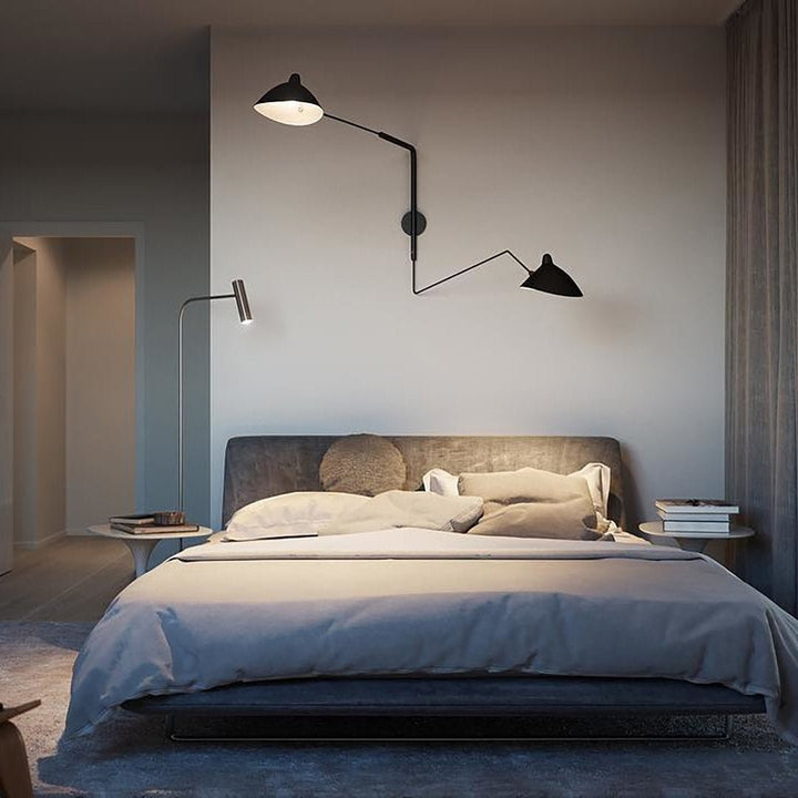 Applique murale intemporelle, bras articulé, lumière directionnelle pour ambiance stylée.