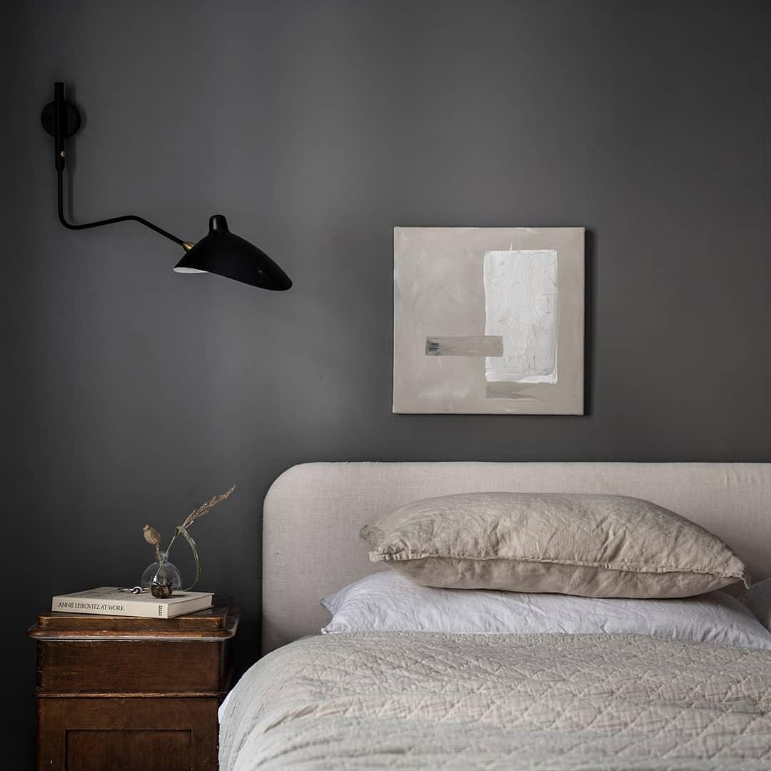 Luminaire mural moderne rétro, bras réglable, design intemporel pour toute pièce.