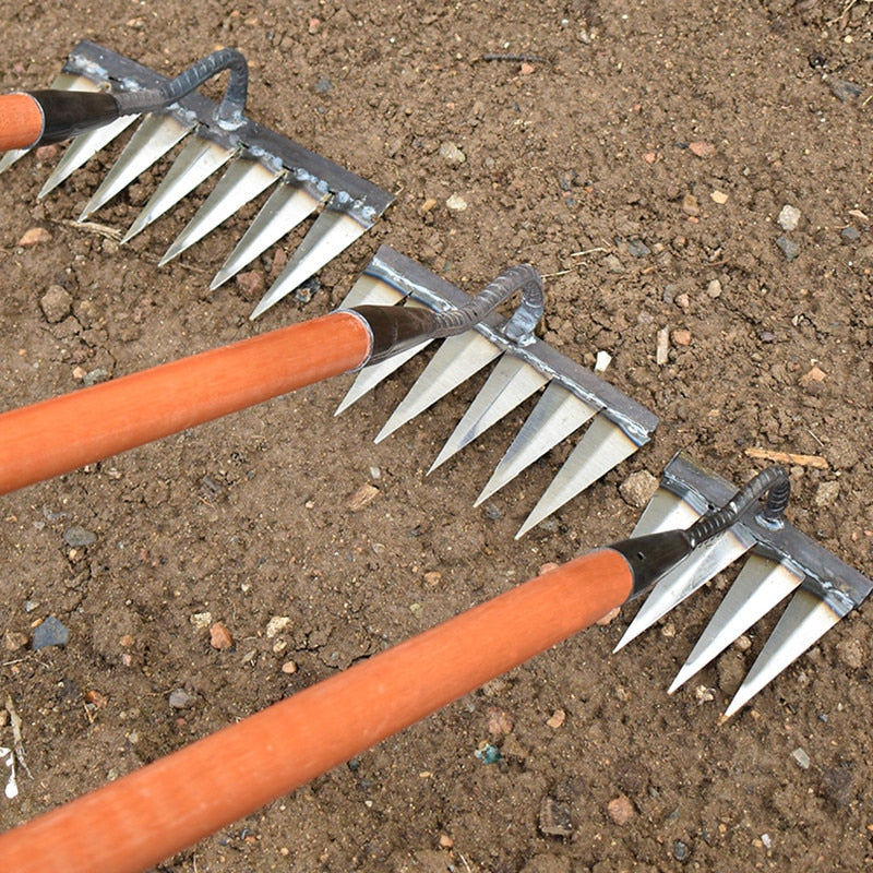 Le râteau GardenGlide simplifie le désherbage et l'entretien du jardin, un outil manuel efficace.