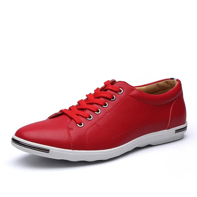 Vue latérale d'une sneaker homme, élégante et durable, parfaite pour la mode urbaine casual.