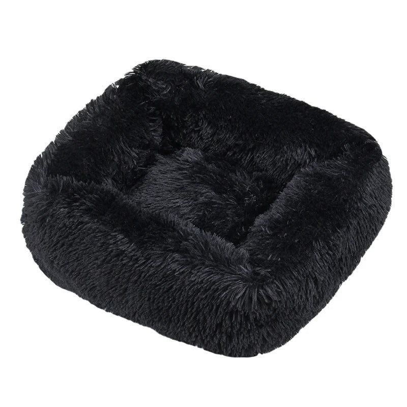 Petit lit chien lavable en peluche, idéal pour le sommeil et la détente canine.