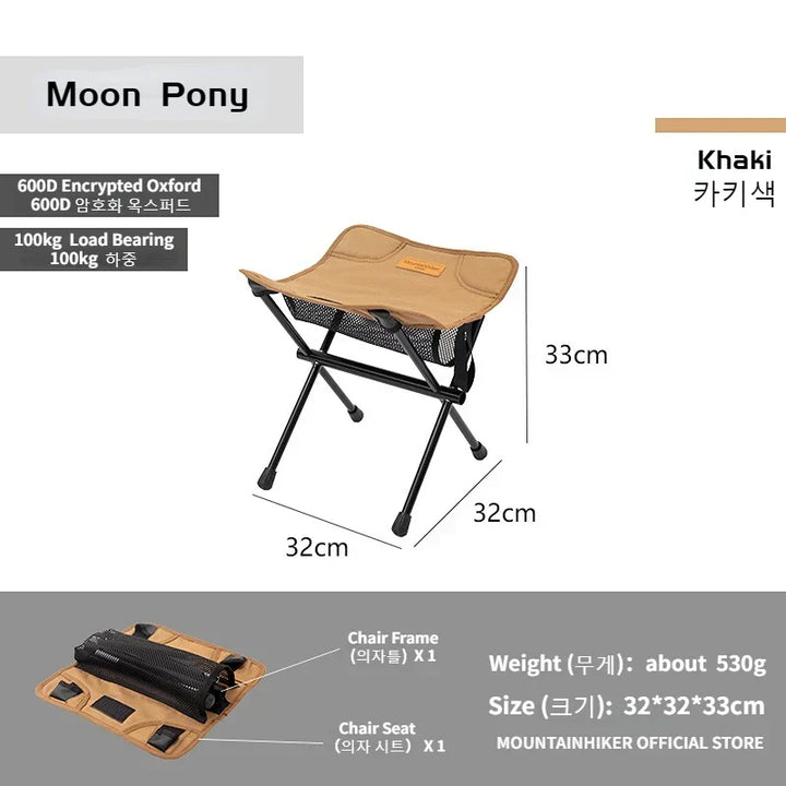 Personne assise sur une chaise pliante de camping ultra-légère, profitant du confort en extérieur.