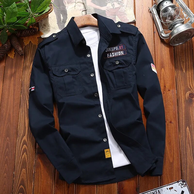 Chemise Ranger homme utilitaire avec un jean, look décontracté et robuste, parfait pour l'aventure urbaine ou week-end.