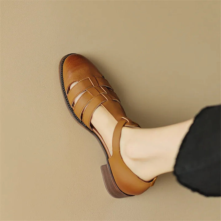 Sandales Palynne décontractées chic pour femmes, bout rond et talon épais. Parfaites pour un look estival élégant.