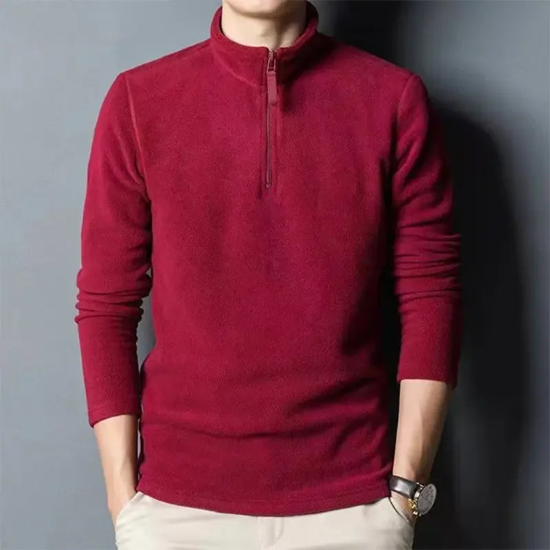 Homme portant un pull polaire demi-zip, confortable pour la randonnée, le sport ou les sorties décontractées.