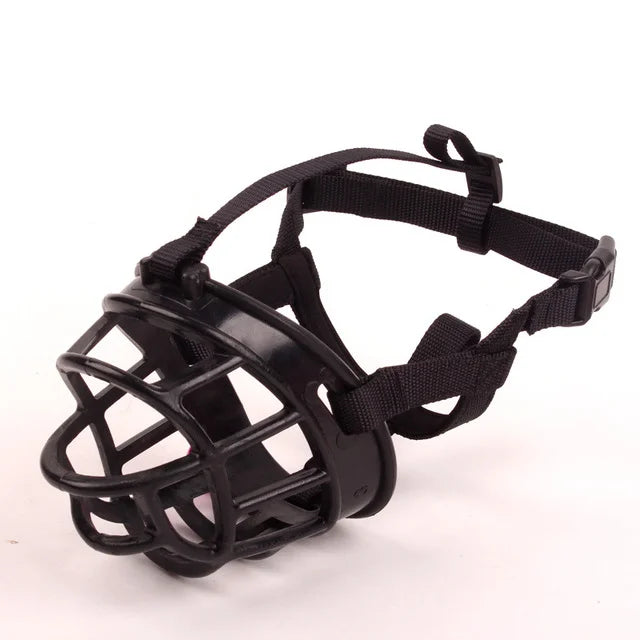 Muselière SafeBite ergonomique en silicone. Assure le confort du chien et prévient efficacement les morsures.