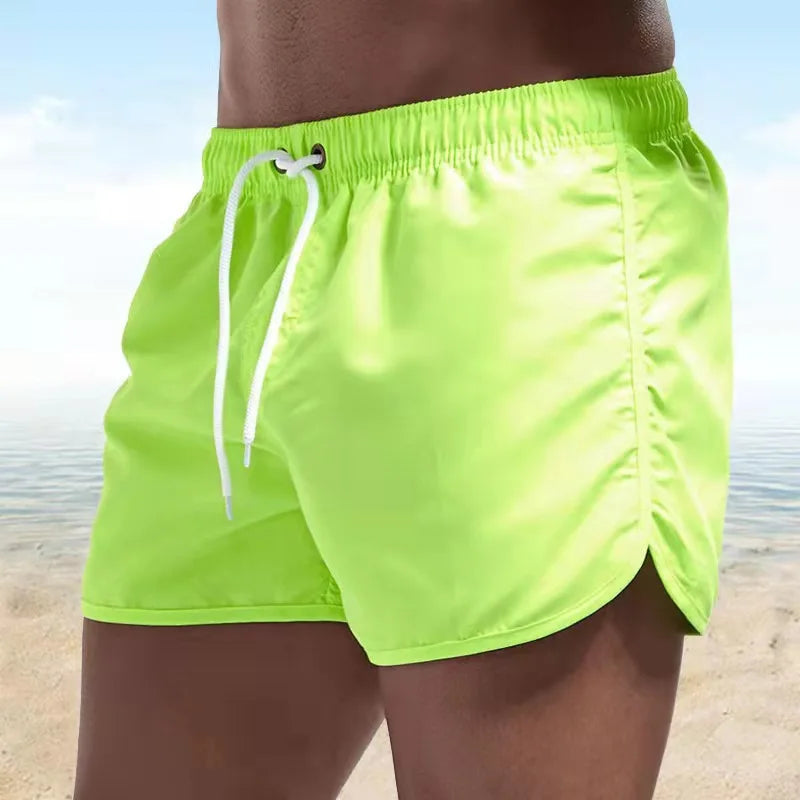 Short de bain homme estival, séchage rapide. Parfait pour la plage, la piscine ou les vacances d'été.