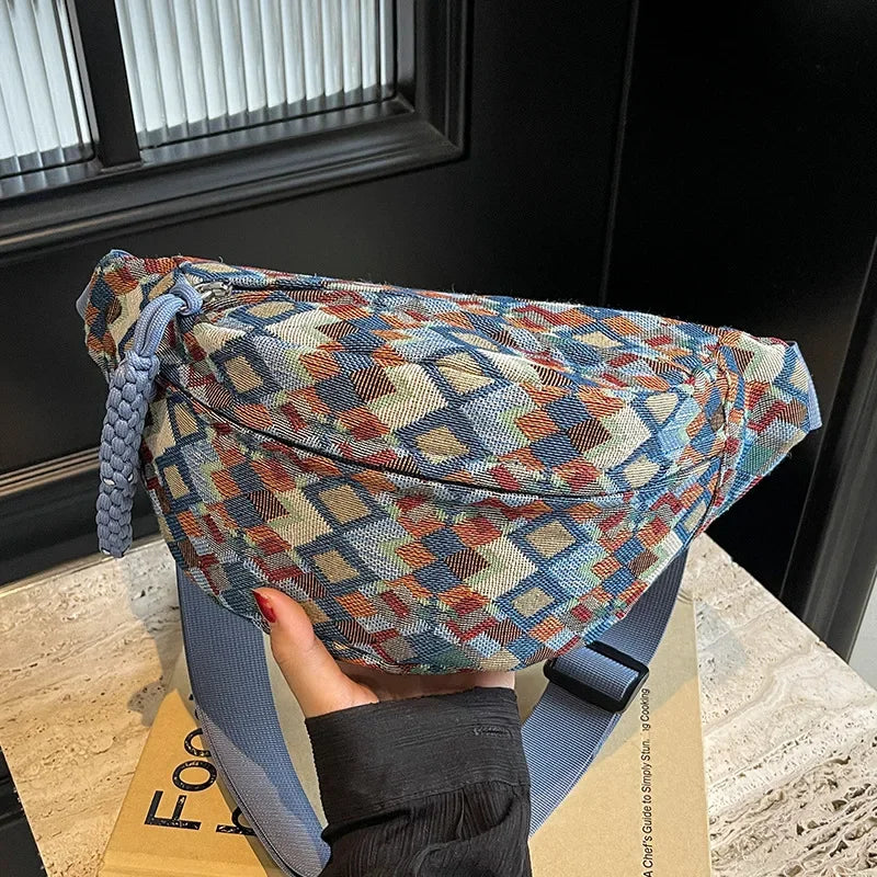 Sac banane femme porté en bandoulière, montrant sa polyvalence et son style ethnique tendance.