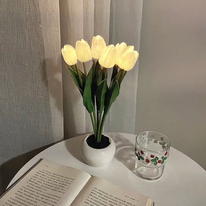 Créez une ambiance chaleureuse avec cette lampe de table tulipe LED sans fil pour salon et chambre.