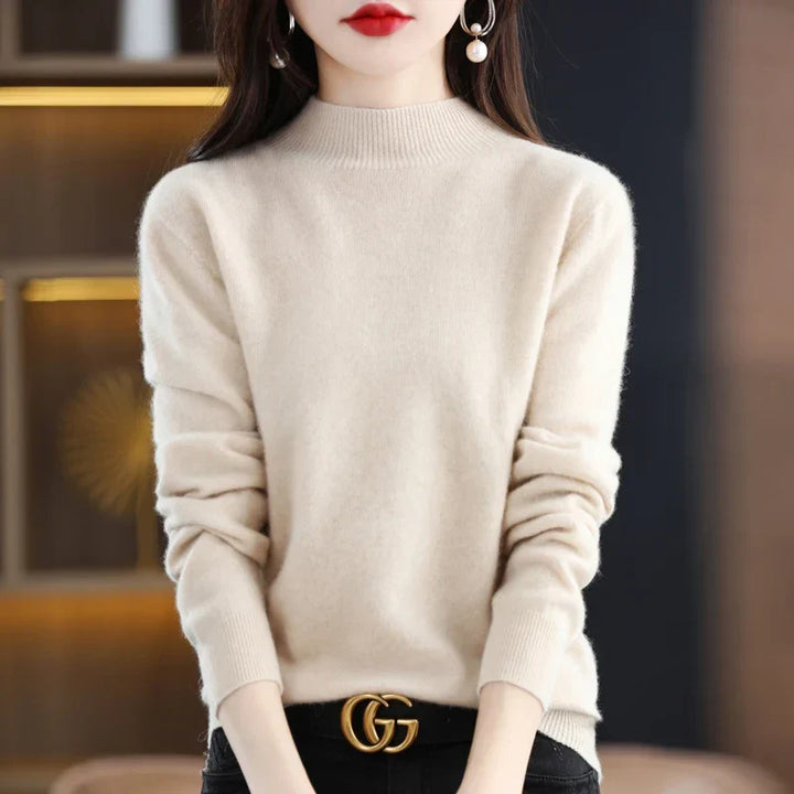 Pull-over femme confortable à col montant, idéal pour la mode hivernale chic.