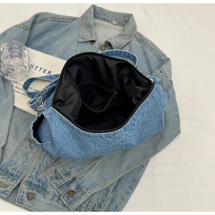 Sac en jean femme, vue de l'intérieur, révèle sa doublure et ses compartiments organisés.