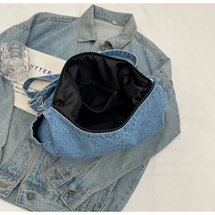 Sac en jean femme, vue de l'intérieur, révèle sa doublure et ses compartiments organisés.