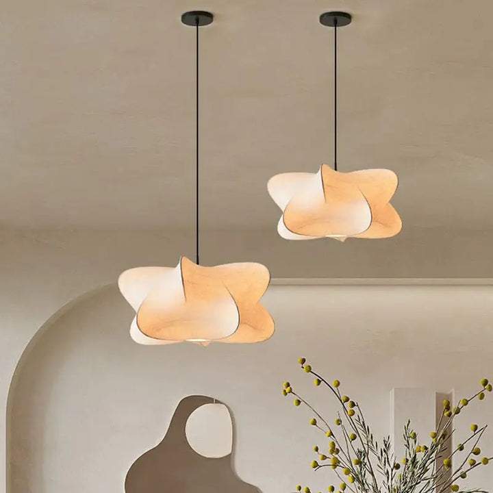 Luminaire suspension LED minimaliste, parfait pour un intérieur contemporain. Éclairage doux et moderne.