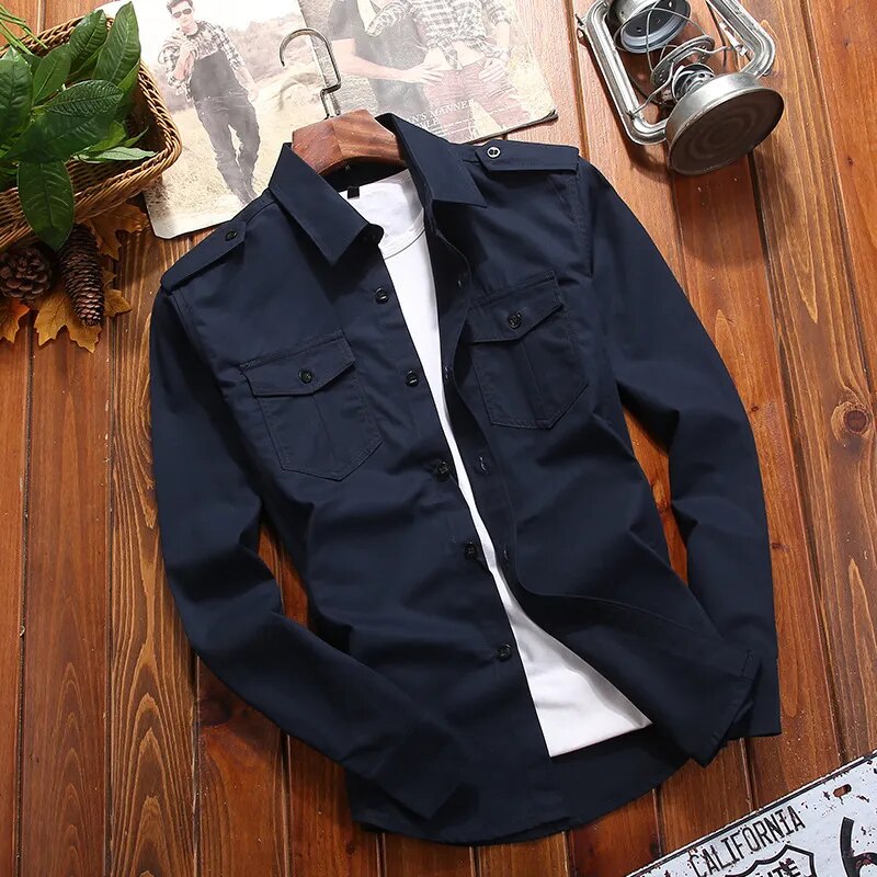 Détail des poches poitrine boutonnées sur la chemise utilitaire Ranger homme, pratique et stylée pour le quotidien casual.