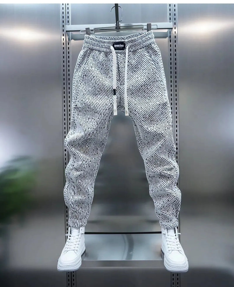 Pantalon de jogging homme, look moderne et urbain. Parfait pour le confort sportif ou une tenue décontractée de loisirs.