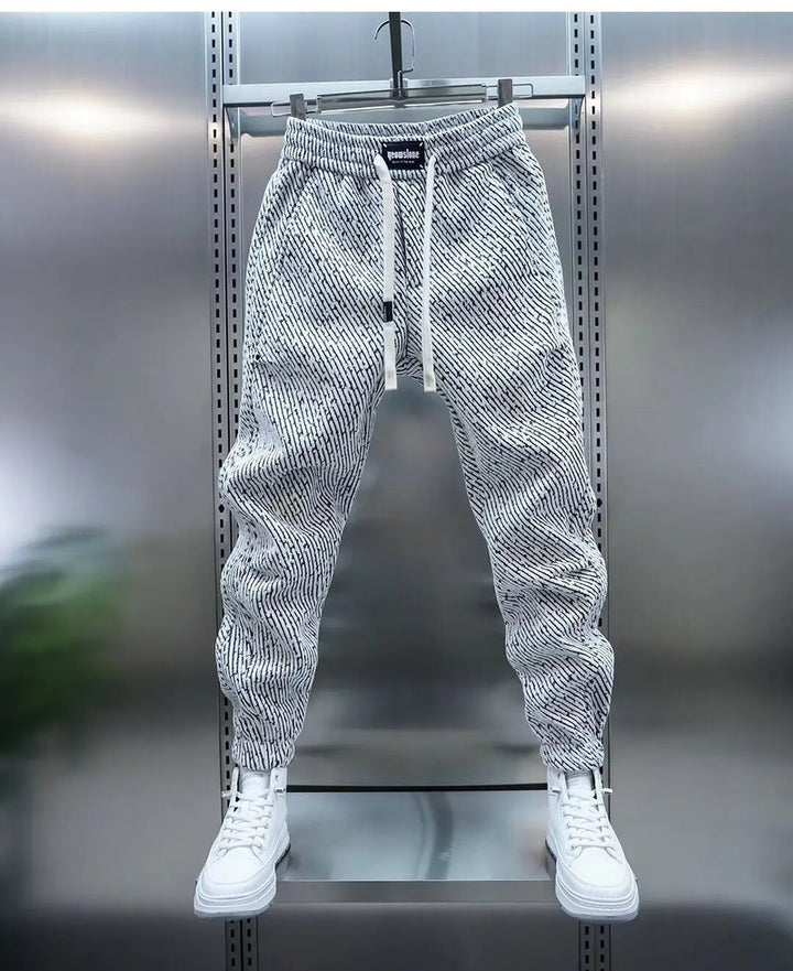 Pantalon de jogging homme, look moderne et urbain. Parfait pour le confort sportif ou une tenue décontractée de loisirs.