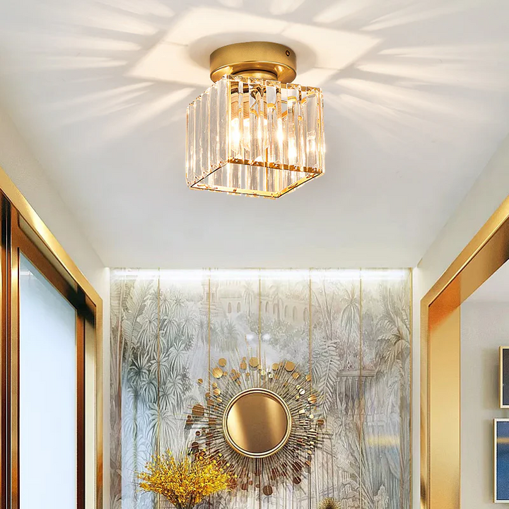 Plafonnier de couloir encastré. Design minimaliste, éclairage élégant et moderne.