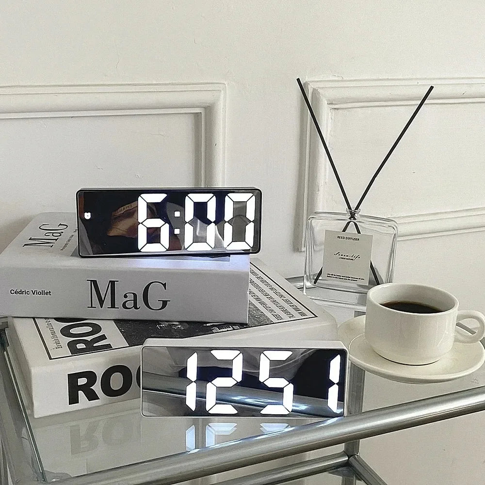 Horloge LED miroir compacte, affichant l'heure et la température, style minimaliste.