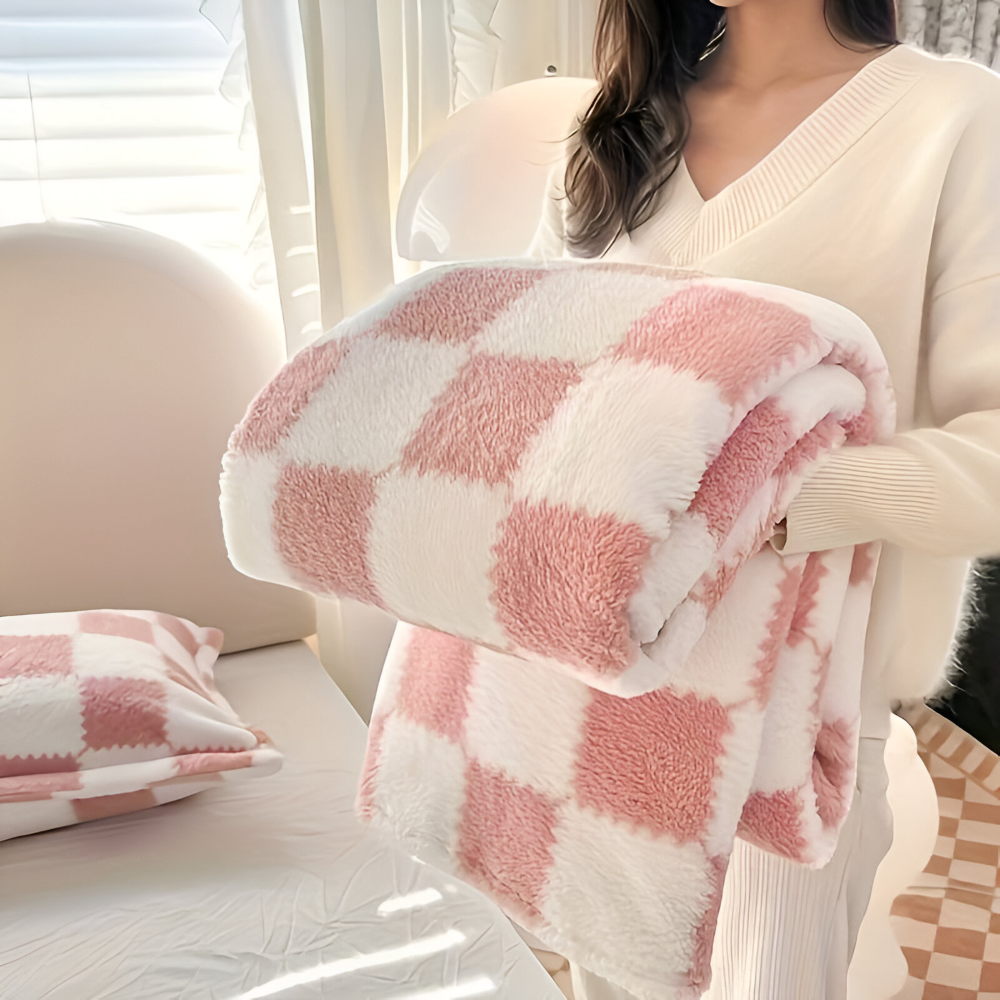 Plaid en flanelle douce à carreaux, confortable et coloré, idéal comme jeté pour chambre ou salon.