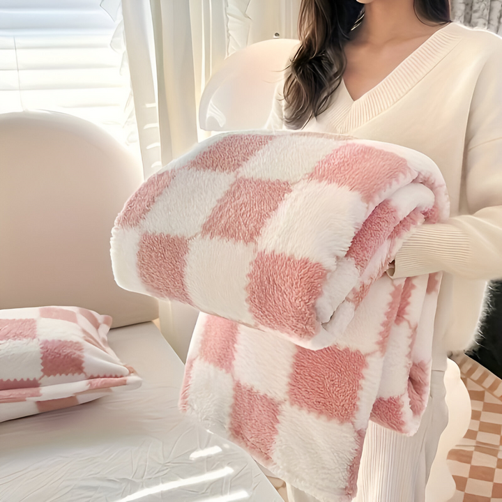 Plaid en flanelle douce à carreaux, confortable et coloré, idéal comme jeté pour chambre ou salon.