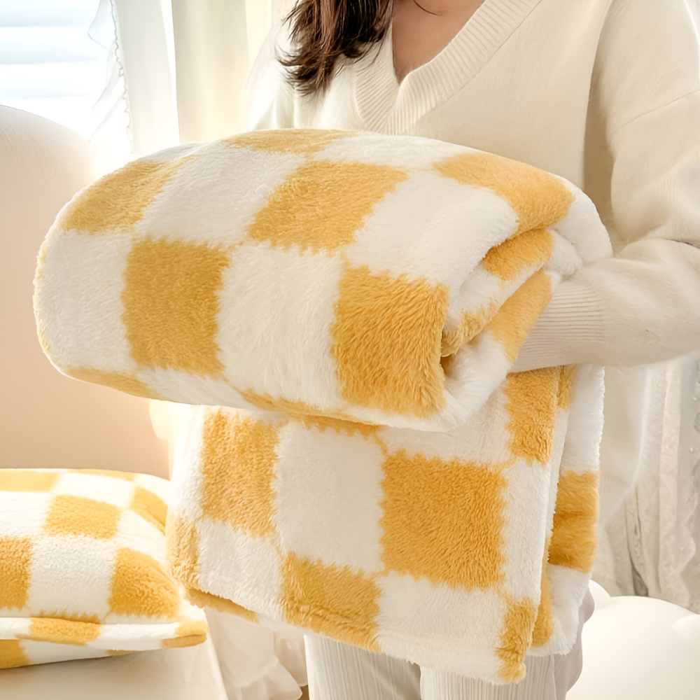 Couverture douce et moelleuse à carreaux, en polaire SnugFuz pour le confort et la décoration.
