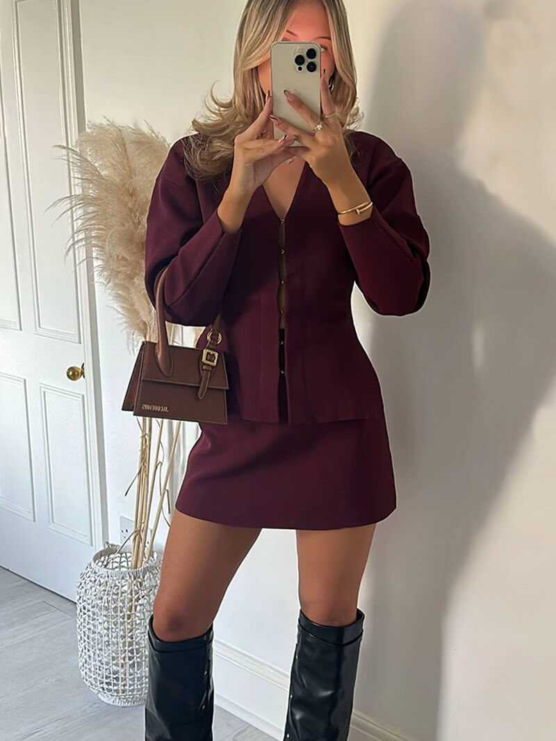 Ensemble élégant femme, cardigan ample et jupe ajustée en tricot pour confort et style.