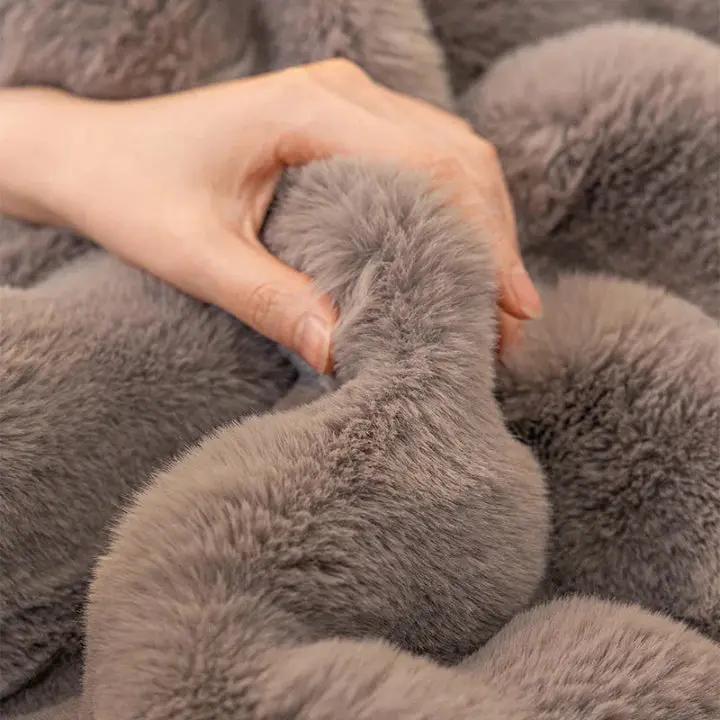 Housse de canapé élastique beige, protection élégante et confort moderne pour salon.