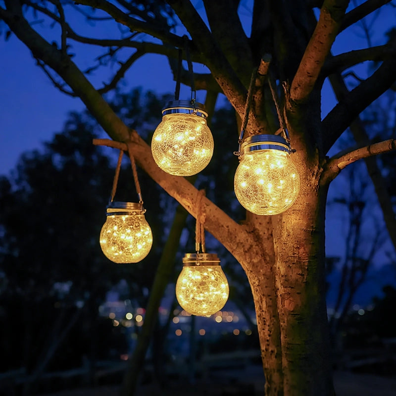 Lampe d'extérieur à suspendre, boule en verre craquelé avec anse en corde. Crée une ambiance chaleureuse.