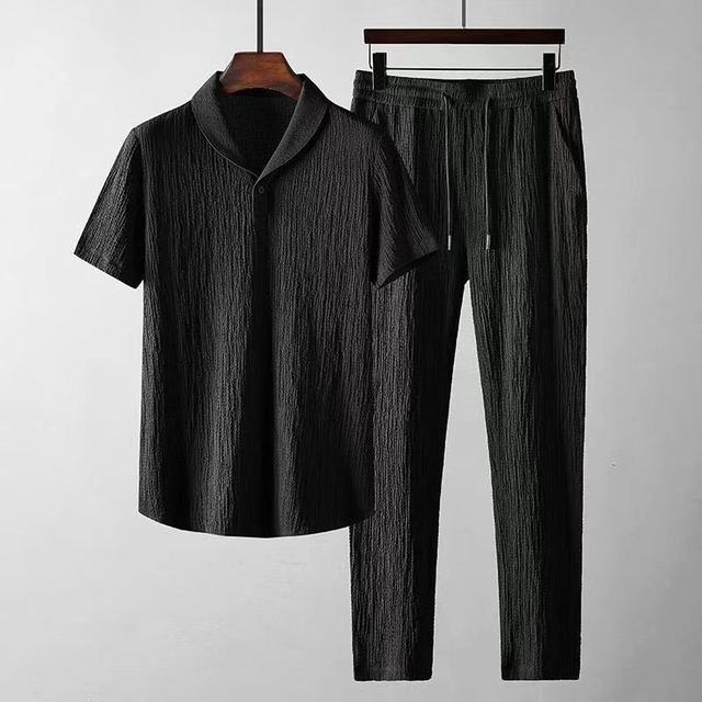 Homme portant l'ensemble été lin premium, élégant et décontracté, parfait pour les journées ensoleillées.