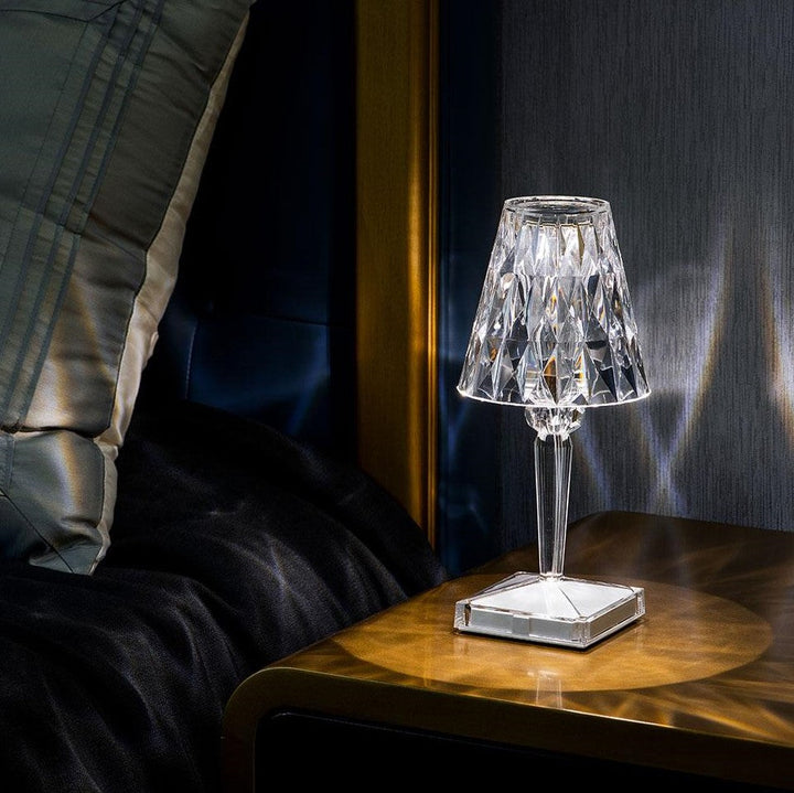 Lampe en cristal sans fil pour chambre, avec interface tactile intuitive, offrant une lumière douce.